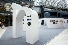 宋佳、吳秀波出席“湖畔in記”展覽開(kāi)幕式